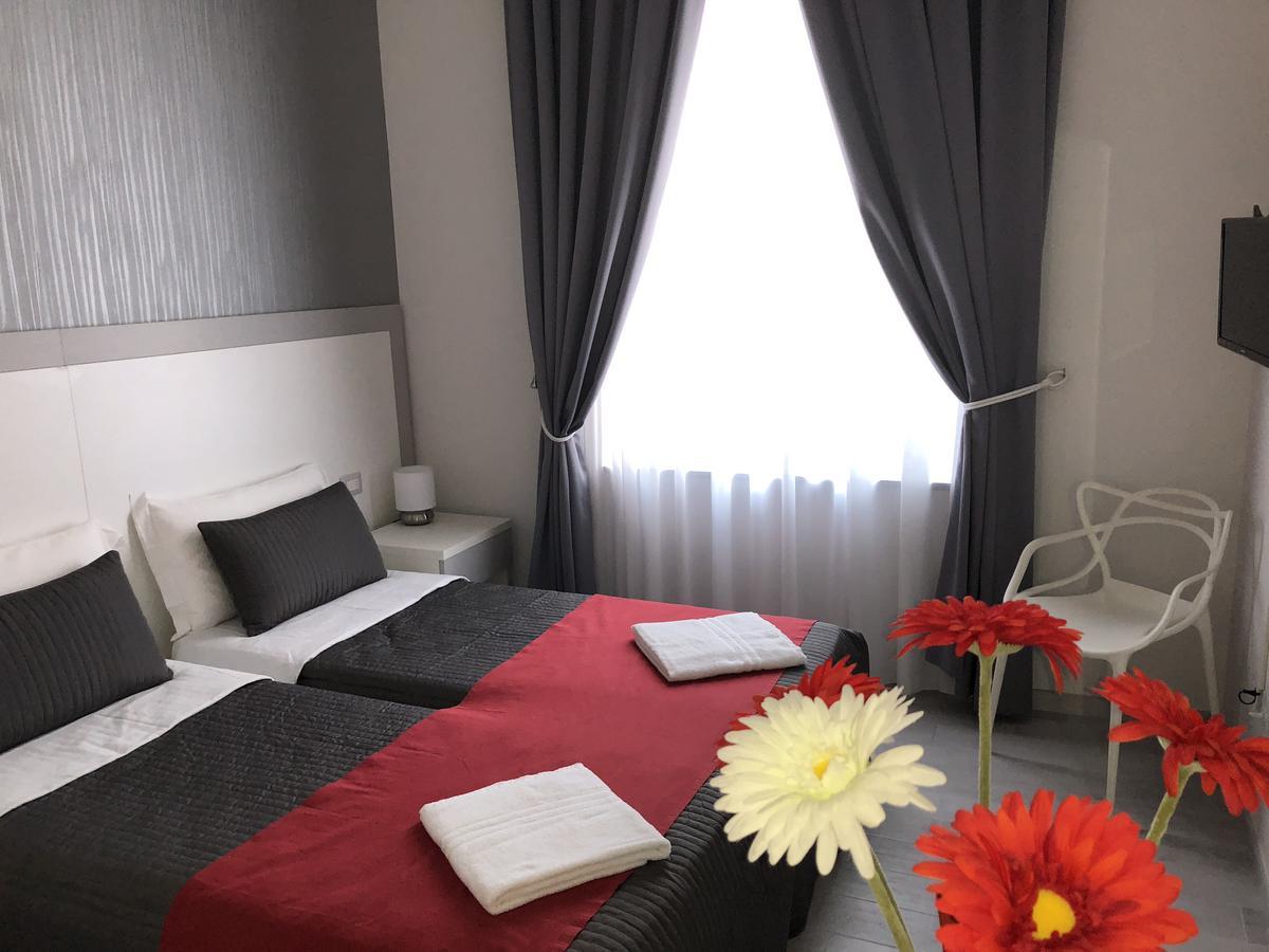 Chiaia Guest House เนเปิลส์ ภายนอก รูปภาพ